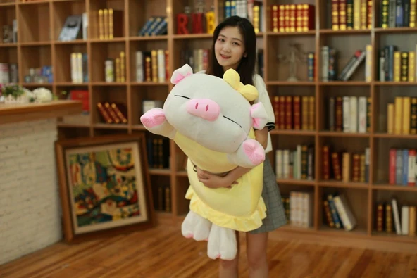 Pembe Elbiseli Peluş Domuz Yastık - 40cm