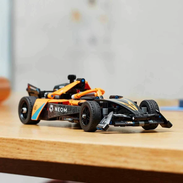 Nessiworld LEGO Technic NEOM McLaren Formula E Yarış Arabası 42169 - Resim 5