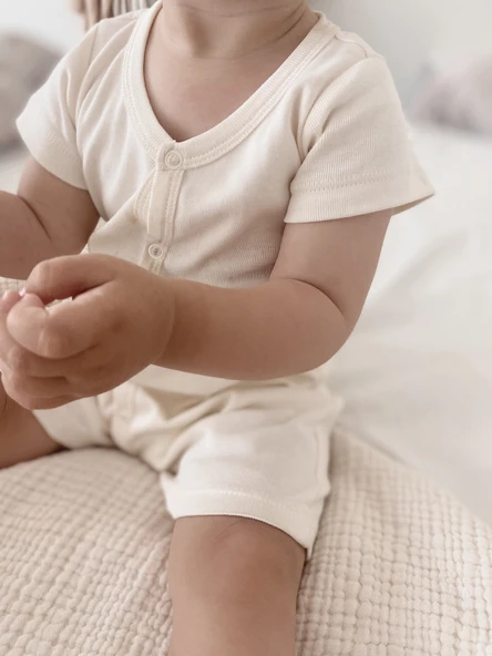 Naturaborn GOTS Organik Sertifikalı Yarım Kollu Şort Paçalı Bebek Tulum - 7