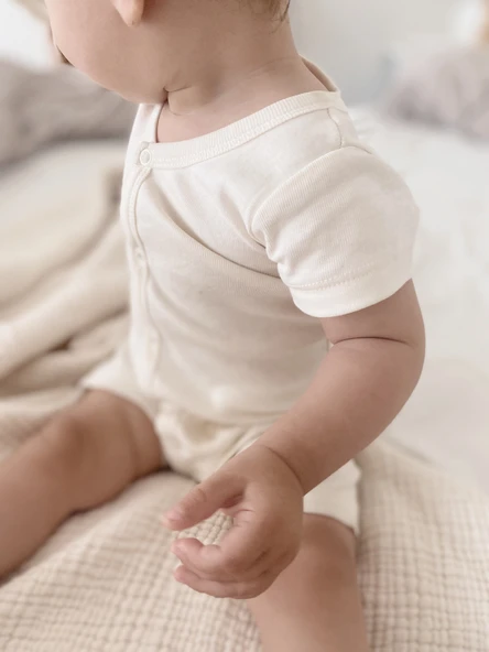 Naturaborn GOTS Organik Sertifikalı Yarım Kollu Şort Paçalı Bebek Tulum - 8