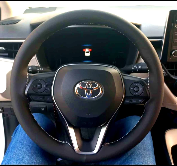 DİKİŞLİ DİREKSİYON KILIFI SİYAH DERİ GRİ DİKİŞLİ 2019 SONRASI TOYOTA COROLLA İÇİN ürün görseli