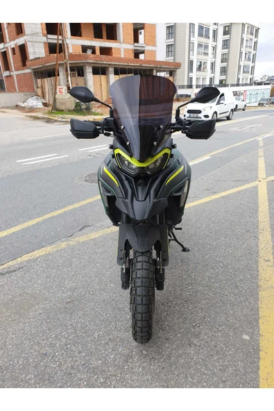 MOTOCAM Benelli TRK 702 X Siperlik Ön Cam 2025 Model 51cm Siyah Renkli 4mm 2. TASARIM - 3