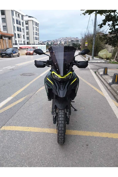 MOTOCAM Benelli TRK 702 X Siperlik Ön Cam 2025 Model 51cm Siyah Renkli 4mm 1. TASARIM