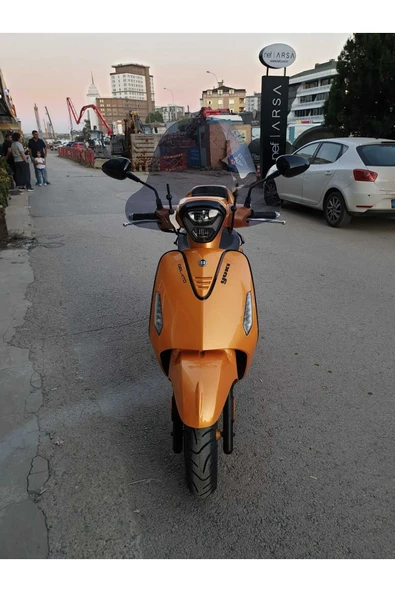 MOTOCAM Yuki Gelato 150 Siperlik Ön Cam 2023-2025 Model 43cm Füme Renkli 4mm APARATSIZDIR