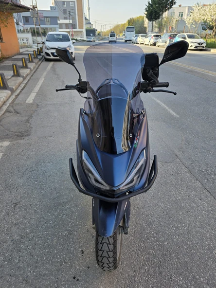 MOTOCAM Küba Newlight PRO Siperlik Ön Cam 2023-2025 Model 58cm açık füme Renkli 4mm ORİJİNAL BOYLU