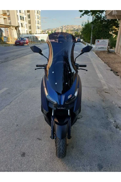 MOTOCAM Arora Max PRO Siperlik Ön Cam 2023-2025 Model 65cm Siyah Renkli 4mm ORTA BOYLU CAM