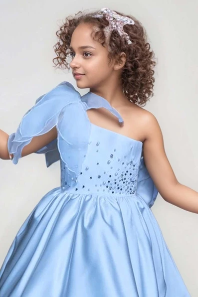 Kız Çocuk Göğsü İnci Taş İşlemeli Tek Omuz Şeffaf Askılı Eteği Kabarık Mavi Abiye - Resim 10