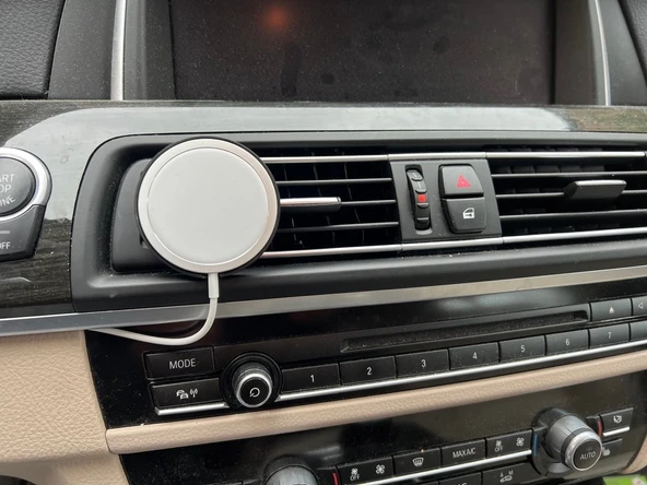 iPhone MagSafe BMW araç havalandırma montajı (Plastik Aparattır!!!)