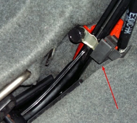 BMW E30 - Bagaj Jack Montaj Kapağı (OEM: 51 71 1 916 269) (Plastik Aparattır!!!)
