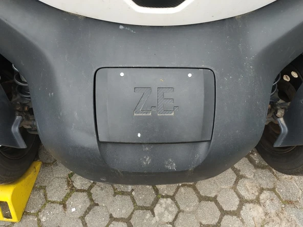 Twizy: Şarj portu flep için menteşeler. (Plastik Aparattır!!!)