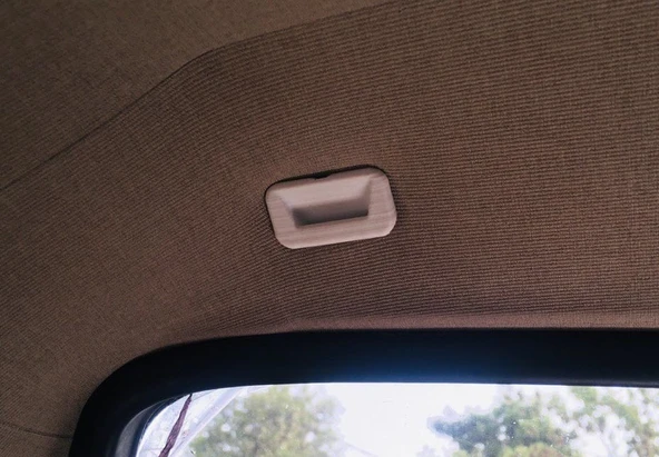 BMW E30 \ E28 - Arka Güneş Gölgesi Kanca Tutucu (OEM: 82 12 9 413 177) (Plastik Aparattır!!!)