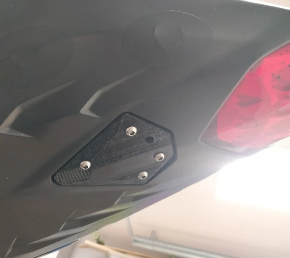 Triumph Plaka Plaka Tutucu Kapağı (Plastik Aparattır!!!)
