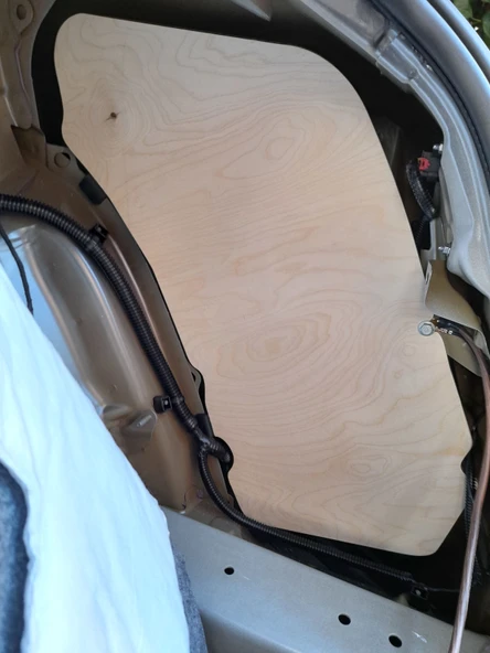 Tesla Model 3'ün Bagajında  Ek subwoofer/hoparlör için taban plakası ve montaj braketleri (Plastik Aparattır!!!) - 3