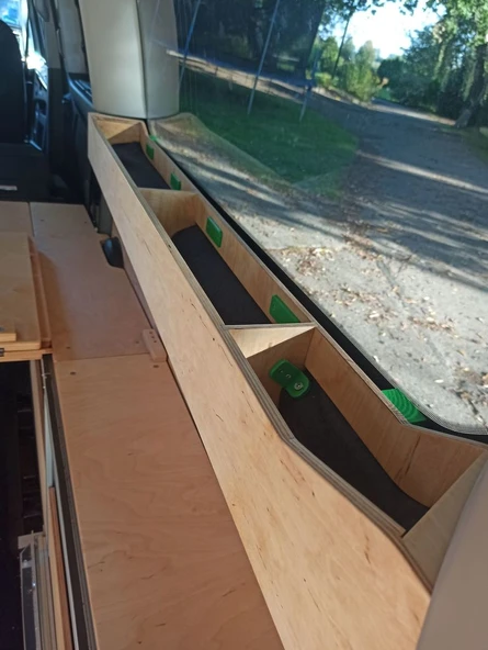 Ford Tourneo Camper - Raf için Montajlar (Arka Sağ) (Plastik Aparattır!!!)