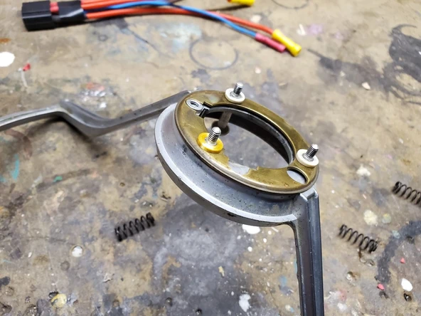 VW Boynuz Vidalı Tutucu (Plastik Aparattır!!!)