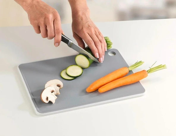Saban Basic L Kesme Tahtası | Antibakteriyel, Kaymaz, Sulu Yemekler İçin Oluklu, Gıdaya Uygun 20,5 x 29 cm - Resim 2