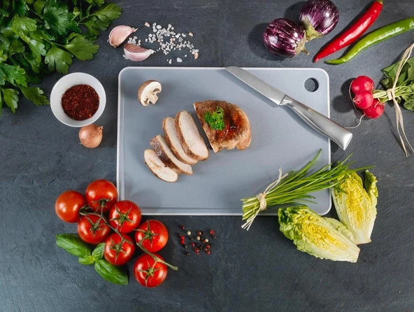 Saban Basic L Kesme Tahtası | Antibakteriyel, Kaymaz, Sulu Yemekler İçin Oluklu, Gıdaya Uygun 20,5 x 29 cm - Resim 4