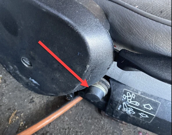 Byr BMW E30 - Koltuklar Emniyet kemeri cıvatası kapağı (OEM: 72 11 1 808 464) (Plastik Aparattır!!!) 3D - 3