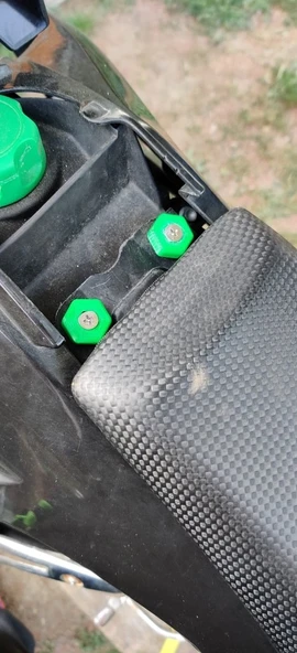 Derbi / Aprilia / Gilera koltuk başparmak vidaları (vida vidası) (Plastik Aparattır!!!)