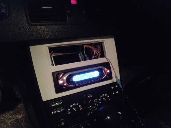 Volvo XC90 I için 1din Araç Stereo Ön Plaka (2006) (Plastik Aparattır!!!)