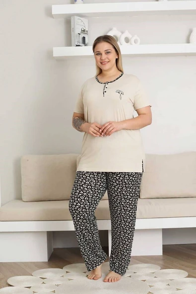 Kadın Desenli Bisiklet Yaka 3 Düğmeli Yırtmaç Detaylı Büyük Beden Viskon Kısa Kol Pijama Takımı