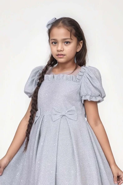 Kız Çocuk Kare Yaka Şeffaf Tüllü Omuzları Fırfırlı Beli Fiyonk Detaylı Üzeri Simli Gri Abiye - Resim 5