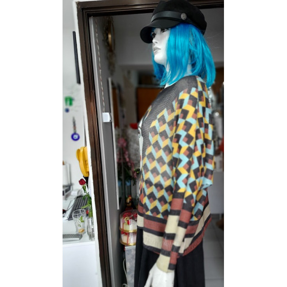 İTALYAN KAZAK - KODU: 3556 - YARASA KOLLU - RENK: SİYAH + SARI+BAKIR (KIZIL KAHVE) + MAVİ- ÖNÜ KIZ DESENLİ - 2