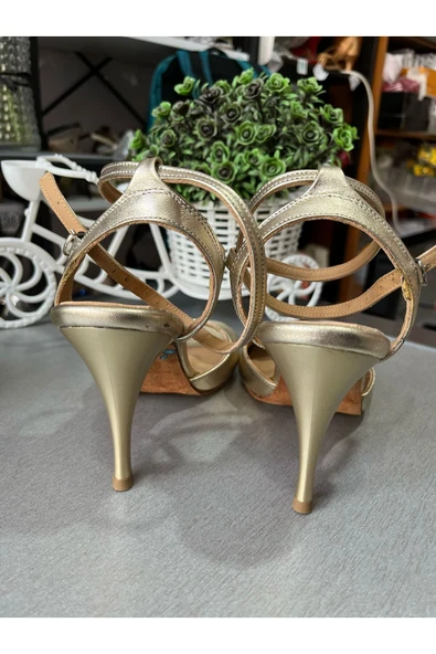 SUNA ALTIN PARLAK KELEBEK MODEL 8,5 CM TOPUK BOYU TANGO-DANS VE ABİYE AYAKKABISI - 4