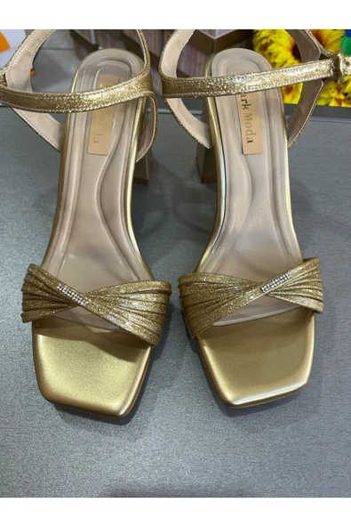 Park Moda ALTIN RUGAN 6BANTLIÖRGÜ 7 CM KALINTOPUKLU AYAKKABIB2025 EN MODA KADIN AYAKKABISI