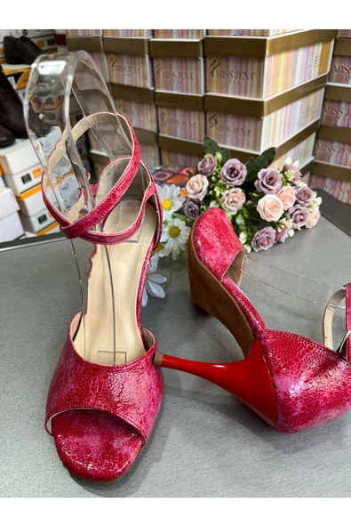 SUNA KIRMIZIPEMBE MERMER DESEN KELEBEK MODEL TANGO, DANS VE SALON ABİYE AYAKKABISI 8,5 CM TOPUK BOY - Resim 3