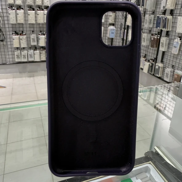 iPhone 11 MagSafe Yumuşak Silikon Kılıf – Lansman İçi Kadife Dokulu, Kablosuz Şarj Destekli Derin Mor - 2