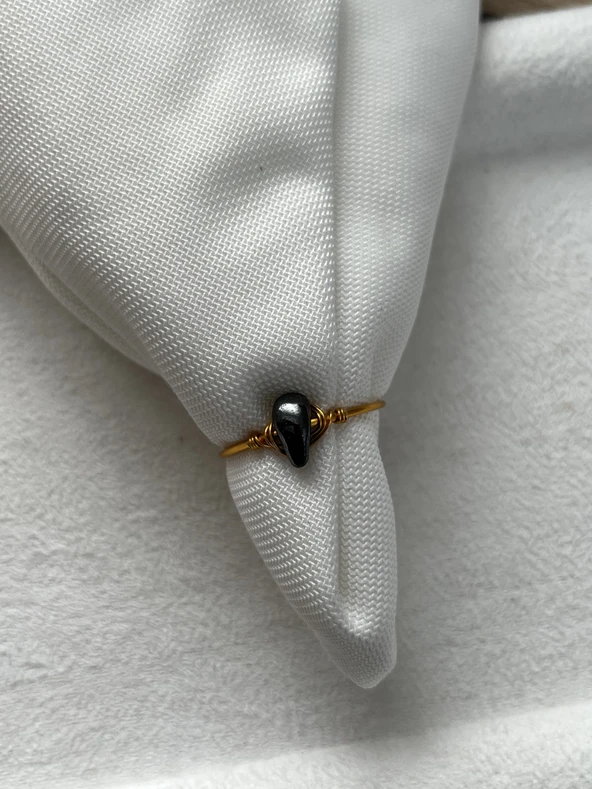 Kırık hematit taşı ayarlanabilir altın tel yüzük ürün görseli 1