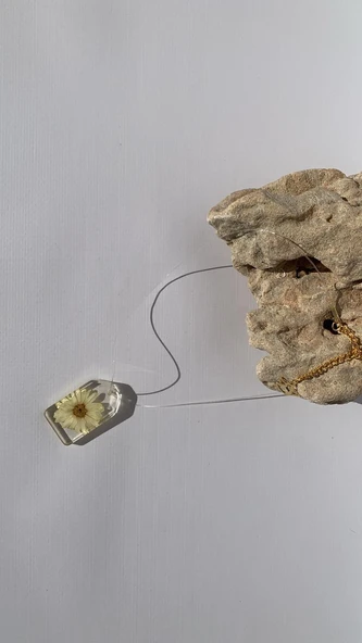 Kurutulmuş Sarı Papatya Kare Çerçeve Şekilli Melek Gold Aksesuarlı Misinalı Şeffaf Epoksi Kolye - 4