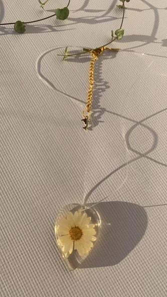 Şeffaf Renkli Kurutulmuş Sarı Papatya Damla Şekilli Yunuslu Gold Aksesuarlı Misinalı Epoksi Kolye - 3