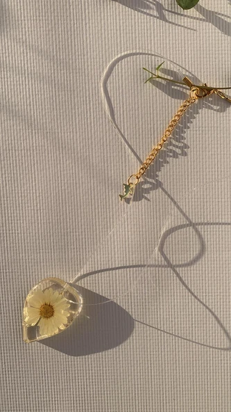 Şeffaf Renkli Kurutulmuş Sarı Papatya Damla Şekilli Yunuslu Gold Aksesuarlı Misinalı Epoksi Kolye - 5