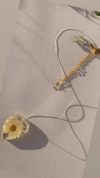 Şeffaf Renkli Kurutulmuş Sarı Papatya Damla Şekilli Yunuslu Gold Aksesuarlı Misinalı Epoksi Kolye - 6