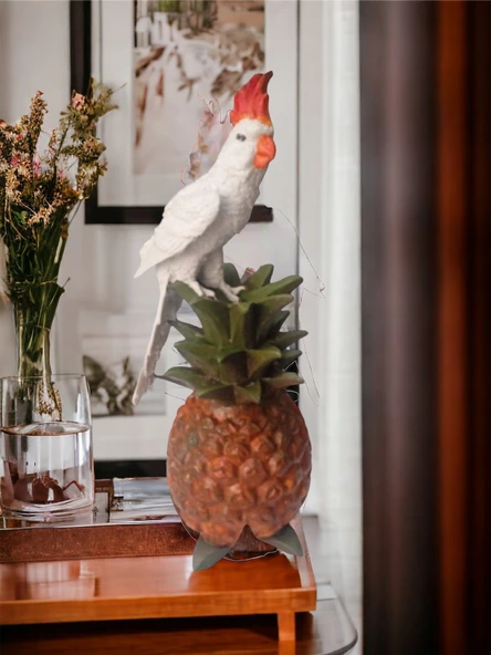 Dekoratif Ananas Üzerinde Papağan Biblo