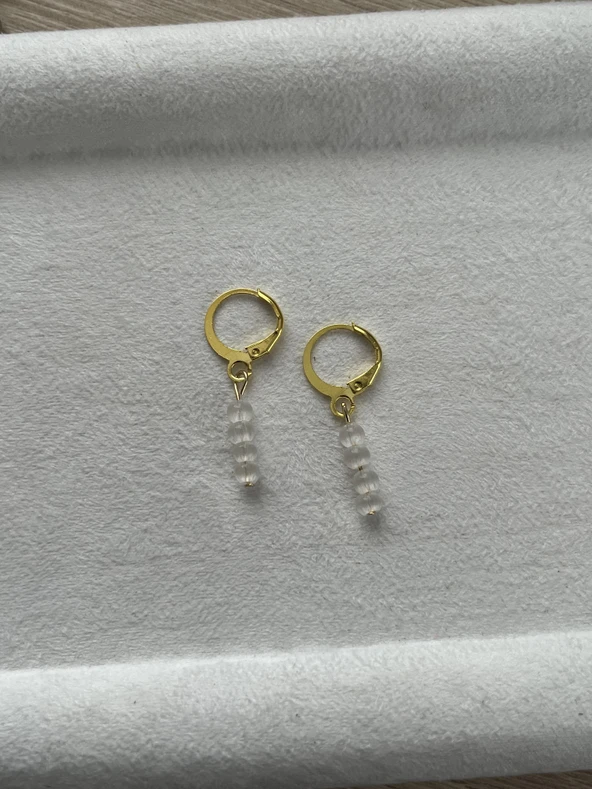 Minimal beyaz kedi gözü altın kaplama halka küpe ürün görseli