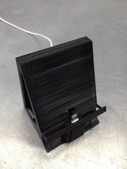 Sesi güçlendirmek için hoparlör kesitli ve kavisli tabanlı iPhone 5 veya iPad Mini Stand. (Plastik Aparattır!!!)
