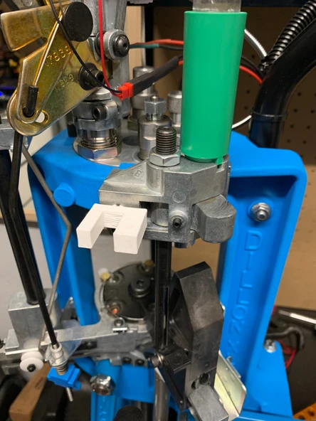 Byr Dillon XL750 Kutu Besleme Durdurucu (Sadece Plastik Aparattır!!!) 3D - 3