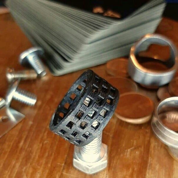 Byr Satranç tahtası desenli yüzük (Plastik Aparattır!!!) 3D ürün görseli