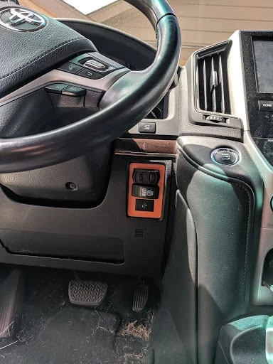 Land Cruiser Sürücüsünün sağ yan paneli (Plastik Aparattır!!!)
