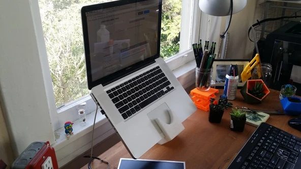 Macbook Pro Dizüstü Bilgisayar Sehpası (Plastik Aparattır!!!)
