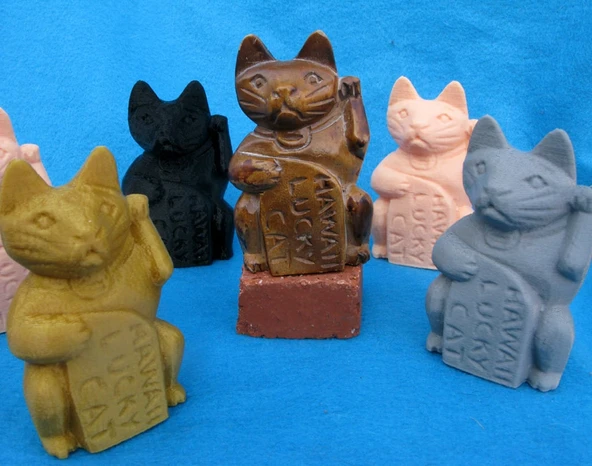 Şanslı Kedi Ahşap Oyma (Plastik Aparattır!!!)