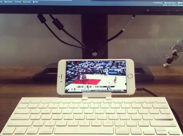 Mac Klavye için Cep Telefonu Standı (Plastik Aparattır!!!)
