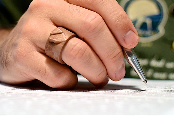 Byr Eski BaseGio Aile Arması (Kırmızı Şerit) ile Yüzük (Plastik Aparattır!!!) 3D - Resim 2