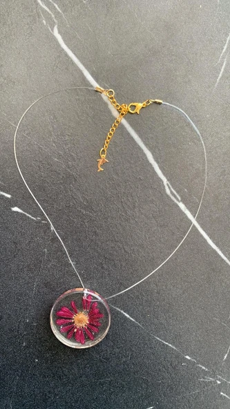 Şeffaf Renkli Kurutulmuş Mor Papatya Daire Şekilli Yunuslu Gold Aksesuarlı Misinalı Epoksi Kolye - 2