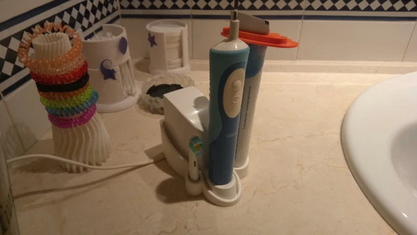 Oral B tutucu, şarj cihazı, diş macunu fırçası T2539661