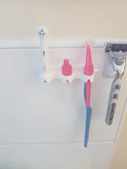 Üç kişilik Oral-B diş fırçası tutucusu T2556187 - 2