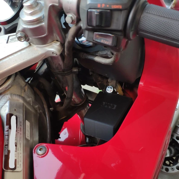 Honda VFR 750 RC36 II sigorta kutusu kapağı T4446358